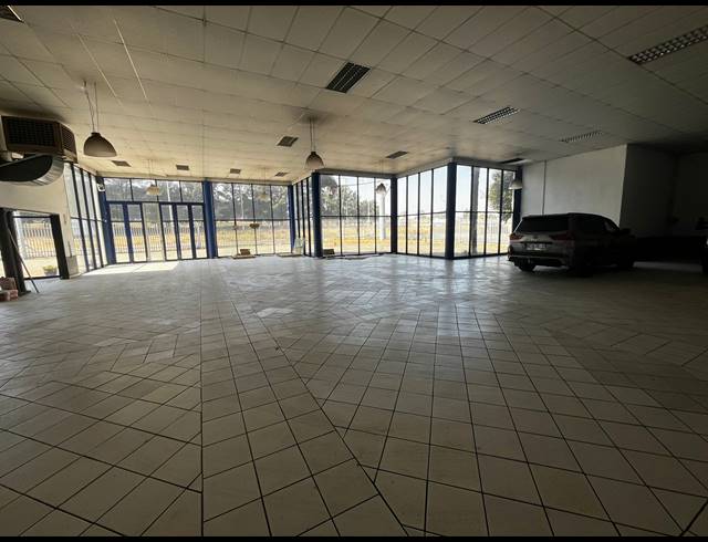 2,300M² SHOWROOM FOR SALE IN ANDERBOLT